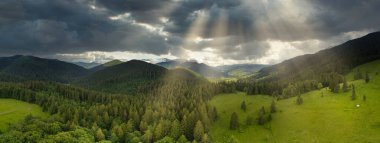 Synevyrska açıklığındaki güzel çayırların, tepelerin ve ağaçların geniş açılı panoramik görüntüsü Synevyr gölünün yanında. Ukrayna 'daki Karpat dağlarının görkemli ve muhteşem manzaraları
