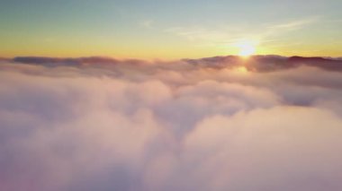 4K İHA bulutlarda uçuyor. Güneş doğarken bulutların arasından uçmak, İHA 'dan bulutların en üst görüntüsü. Ulusal Park Shipit Karpat. Karpatlar, Pylypets, Ukrayna. 