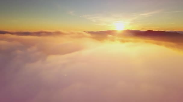 4K Drone vuela en las nubes. Vuelo a través de las nubes durante el amanecer, vista superior de las nubes desde el dron. Parque Nacional Shipit Karpat. Cárpatos, Pylypets, Ucrania. — Vídeos de Stock