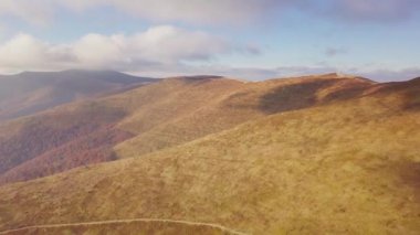 Kuşbakışı manzaralı harika bir manzara. Karpatlar 'daki Magura-Jide dağlarının havadan çekilmiş fotoğrafları. Gemba Dağı. Ulusal Park Shipit Karpat. Pylypets, Ukrayna.