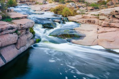 Kayaların üzerinden akan güzel dağ nehri. Dağ nehrinde akan su, yaklaş.