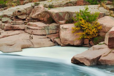 Kayaların üzerinden akan güzel dağ nehri. Dağ nehrinde akan su, yaklaş.
