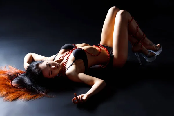 Sensuale bruna Yong Donna in posa sul pavimento di legno. Studio Photoshoot — Foto Stock