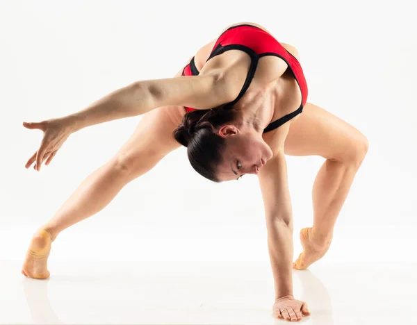 Sportif, genç bir kadın yoga yapıyor, hamle egzersizi yapıyor, Revolved Side Angle Poose, kırmızı ve siyah spor kıyafetleri giyiyor, stüdyo boyu, izole edilmiş beyaz arka plan.. — Stok fotoğraf
