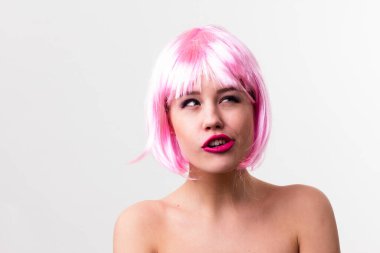 Pembe arka planda parlak makyajlı, at kuyruklu genç bir kadının yüzü..