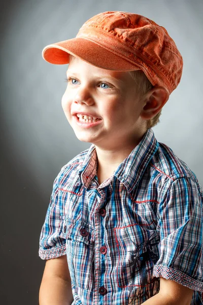 Rapaz bonito usando chapéu de camisa e bigode — Fotografia de Stock