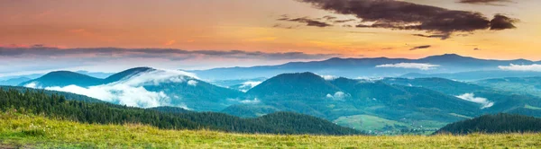 Dağlarda sis olan sonbahar manzarası. Tepelerdeki orman.