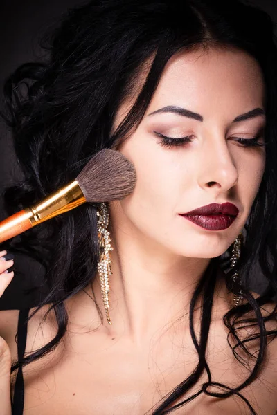 Krása žena drží make-up nástroje pro profesionální řasenka řasy, které stopy mají jasné zdravé tváře portrét na bílém pozadí — Stock fotografie