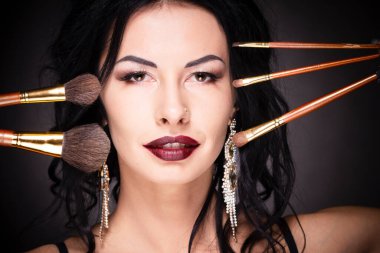 Güzellik kadını tutun makyaj kirpik fırçalar sahip profesyonel araçları maskara temizleyin sağlıklı yüz portre beyaz arka plan üzerinde