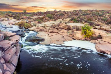 Kayaların üzerinden akan güzel dağ nehri. Dağ nehrinde akan su, yaklaş.