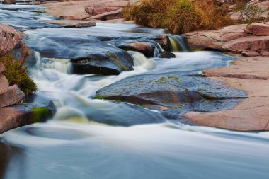 Kayaların üzerinden akan güzel dağ nehri. Dağ nehrinde akan su, yaklaş.