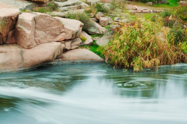 Kayaların üzerinden akan güzel dağ nehri. Dağ nehrinde akan su, yaklaş.