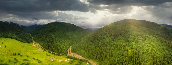 Weitwinkelpanorama von schönen Wiesen, Hügeln und Bäumen auf der Lichtung Synevyrska neben dem See Synevyr. Majestätische und wunderschöne Landschaften der Karpaten in der Ukraine — Stockfoto