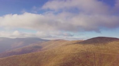 Kuşbakışı manzaralı harika bir manzara. Karpatlar 'daki Magura-Jide dağlarının havadan çekilmiş fotoğrafları. Gemba Dağı. Ulusal Park Shipit Karpat. Pylypets, Ukrayna.