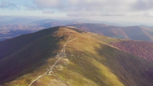 Paesaggio meraviglioso da una vista a volo d'uccello. Fotografia aerea della catena montuosa Magura-Jide nei Carpazi dall'aria. Monte Gemba. Parco Nazionale Shipit Karpat. Pylypets, Ucraina. — Video Stock