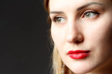 Elmas küpe üzerinde koyarak kadın. Beyaz güzellik Bayan çalışıyor ve mücevher alışveriş. 