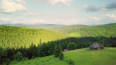Synevyrska açıklığındaki güzel çayırların, tepelerin ve ağaçların geniş açılı panoramik görüntüsü Synevyr gölünün yanında. Ukrayna 'daki Karpat dağlarının görkemli ve muhteşem manzaraları