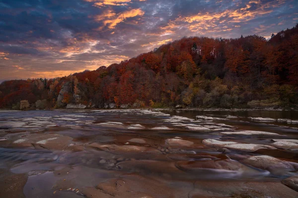 Veduta della cascata in autunno. Cascata nei colori autunnali. Fiume di montagna nel paesaggio autunnale. Ucraina, fiume Stryj. — Foto Stock