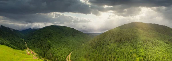 Bredvinkel panoramabild av vackra ängar, kullar och träd i Synevyrska glänta intill Synevyr sjön. Majestätiska och underbara landskap i Karpaterna i Ukraina — Stockfoto