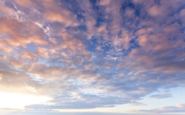 Alacakaranlıkta gökyüzünde bulutlar. Gün batımından önce gökyüzü