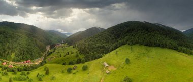 Synevyrska açıklığındaki güzel çayırların, tepelerin ve ağaçların geniş açılı panoramik görüntüsü Synevyr gölünün yanında. Ukrayna 'daki Karpat dağlarının görkemli ve muhteşem manzaraları