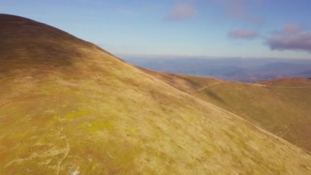 Чудовий краєвид з висоти пташиного польоту. Повітряна фотографія гірського хребта Магура-Джиде в Карпатах з повітря. Гора Гемба. Національний парк Шіпіт Карпат. Pylypets, Ukraine. — стокове відео