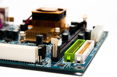 Modern Elektronik Araştırma, Geliştirme Tesisi: Kara Kadın Mühendis Bilgisayar Anakart Lehim Yapıyor. Bilim adamları PCB, Silikon Mikroçipler, Yarı iletkenler tasarlıyor. Orta boy yakın çekim.