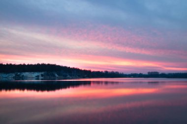 Gölde güzel bir yaz günbatımı. HDR resmi