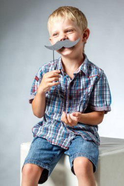 Sevimli çocuk gömlek şapka ve bıyık