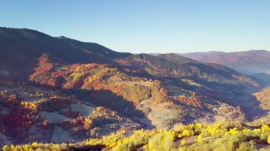 Günbatımının Arkasındaki Dağ Ormanı. Dramatik Günbatımı Gökyüzü. Zaman ayarlı. 4K.