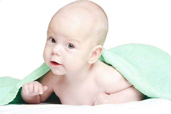 Mooi doordachte kind na het wassen, gewikkeld in een handdoek — Stockfoto