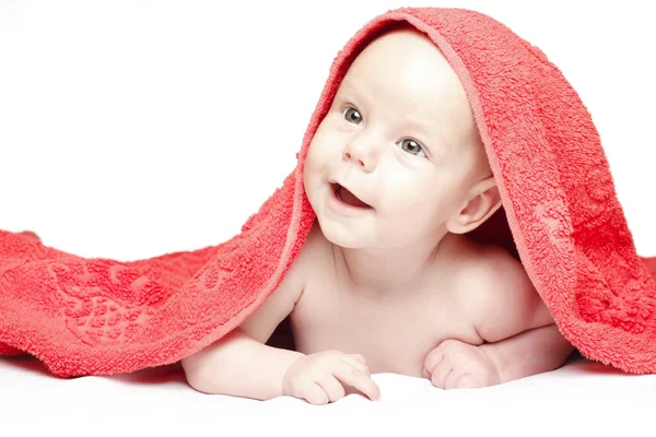 Menino Bebê Depois de Banho Envolvido em Toalha Vermelha Deitado e Posando — Fotografia de Stock