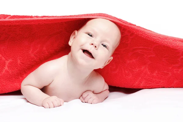 Baby Boy After Bath zawinięte w czerwony ręcznik układania i pozowanie — Zdjęcie stockowe