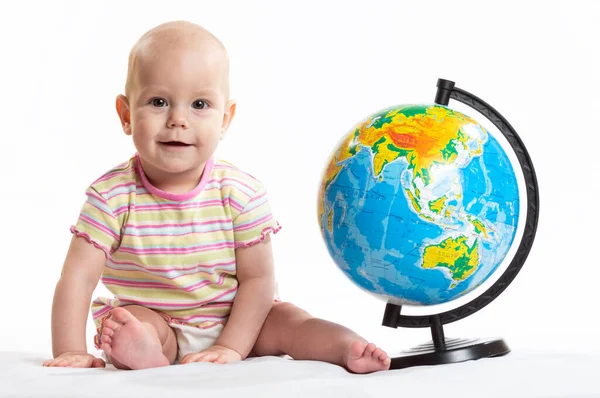 Dziecko trzyma planetę Ziemia w swoich rękach. Wojna na Ukrainie. Rosyjski terrorysta. Powstrzymać wojnę. Kule zabawek w rękach dzieci. Koncepcja pokoju na ziemi — Zdjęcie stockowe