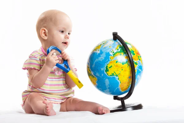 Dziecko trzyma planetę Ziemia w swoich rękach. Wojna na Ukrainie. Rosyjski terrorysta. Powstrzymać wojnę. Kule zabawek w rękach dzieci. Koncepcja pokoju na ziemi — Zdjęcie stockowe