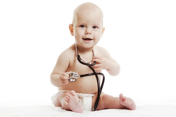 Spädbarn barn barn barn sitter med medicinska stetoskop för sjukgymnastik test isolerad på en vit bakgrund Stockfoto