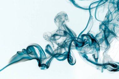 Duman hareketi, beyaz arkaplanda soyut mavi duman, mavi arkaplan, mavi mürekkep arkaplan
