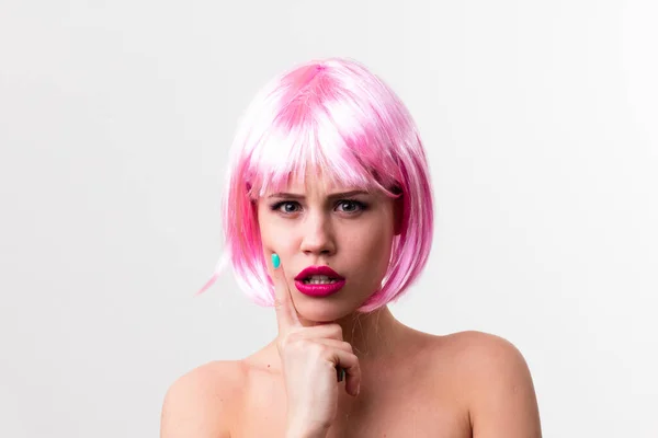 Volto di una giovane donna con trucco luminoso su sfondo rosa con capelli raccolti in una coda di cavallo liscia. — Foto Stock