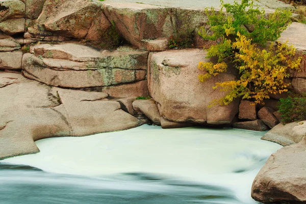 Όμορφο βουνό ποτάμι ρέει πάνω από βράχους. Ροή νερού σε ορεινό ποτάμι κοντά — Φωτογραφία Αρχείου