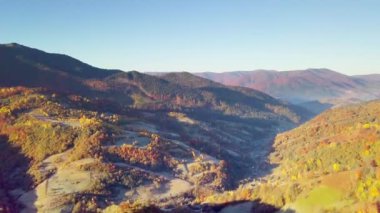 Günbatımının Arkasındaki Dağ Ormanı. Dramatik Günbatımı Gökyüzü. Zaman ayarlı. 4K.