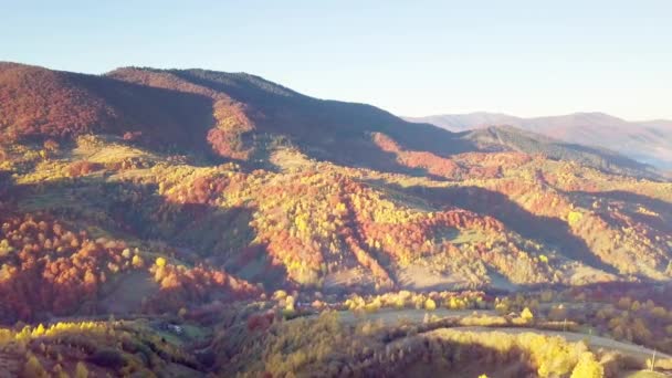 Horský les na pozadí západu slunce. Dramatický Sunset Sky. Načasování. 4K. — Stock video