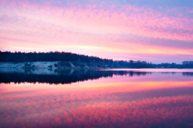 Gölde güzel bir yaz günbatımı. HDR resmi