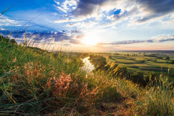 Ein wunderschönes Tal mit einem Fluss, blauem Himmel mit großen Wolken und strahlender Sonne. Luftfahrt — Stockfoto