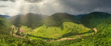 Synevyrska açıklığındaki güzel çayırların, tepelerin ve ağaçların geniş açılı panoramik görüntüsü Synevyr gölünün yanında. Ukrayna 'daki Karpat dağlarının görkemli ve muhteşem manzaraları