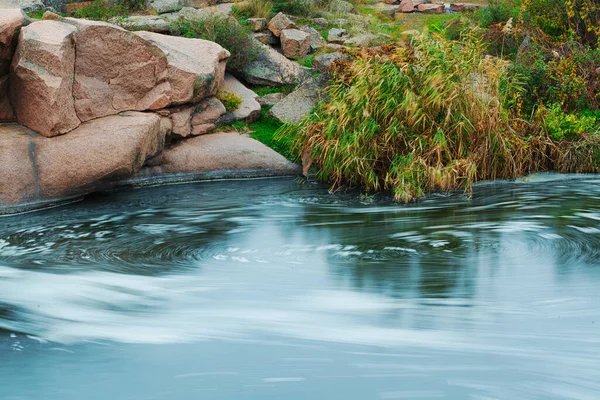 Belo rio de montanha fluindo sobre rochas. Fluxo de água no rio da montanha perto — Fotografia de Stock