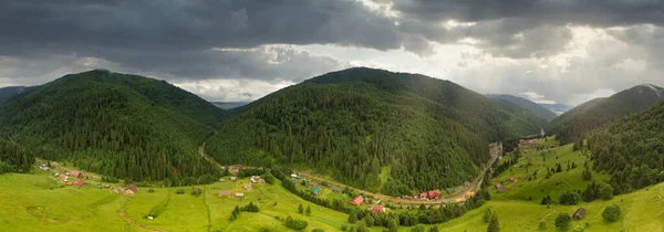 Széles látószögű panoráma felvétel gyönyörű rétek, dombok és fák Synevyrska tisztáson mellett Synevyr tó. Fenséges és csodálatos tájak a Kárpátok Ukrajna — Stock Fotó