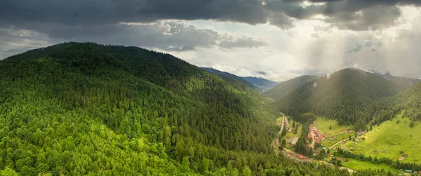 Weitwinkelpanorama von schönen Wiesen, Hügeln und Bäumen auf der Lichtung Synevyrska neben dem See Synevyr. Majestätische und wunderschöne Landschaften der Karpaten in der Ukraine — Stockfoto