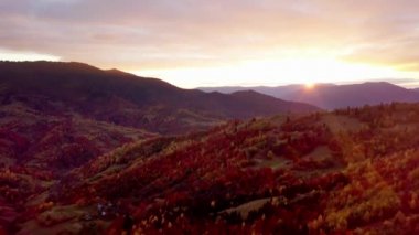 Günbatımının Arkasındaki Dağ Ormanı. Dramatik Günbatımı Gökyüzü. Zaman ayarlı. 4K.