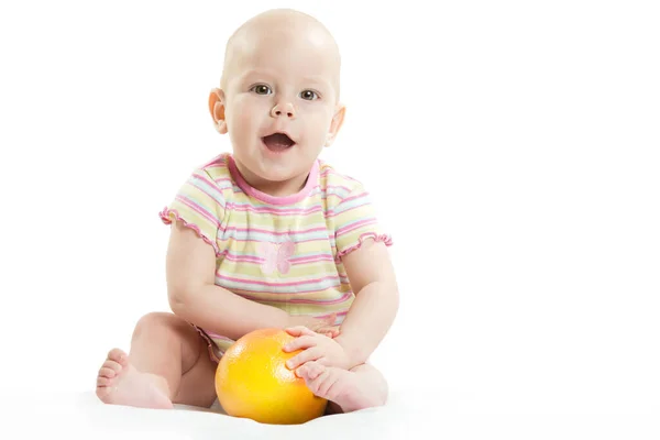 Portret uśmiechniętego dziecka jedzącego cytrynę w otoczeniu pomarańczy i mandarynek z owoców cytrusowych. Użyj go dla dziecka, zdrowej koncepcji żywności. Witaminy. Zapobieganie chorobom i wirusom — Zdjęcie stockowe