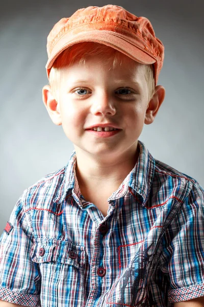 Mignon garçon portant chapeau chemise et moustache — Photo